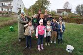 Bauernhof-AG pflanzt Baum