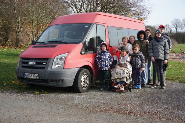 Unsere Lernenden vor dem alten Schulpulli, der leider keinen TÜV mehr bekommen hat.