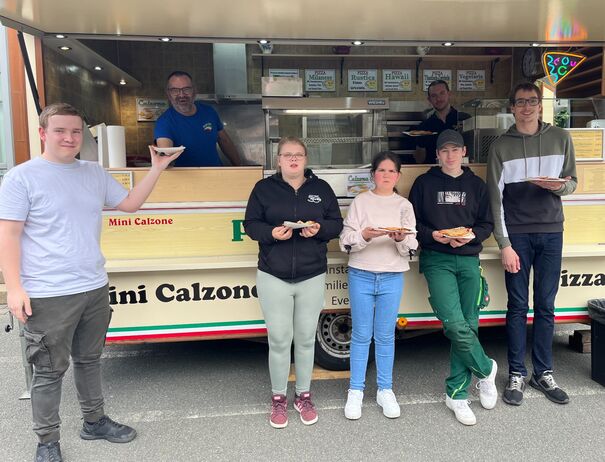 Die Lernenden freuen sich über eine Pizza oder Minicalzone als Dankeschön für die Kunstwerke für die Kunstausstellung.
