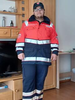 Mohamad trägt seine Malteser-Dienstkleidung mit Respekt und Stolz.