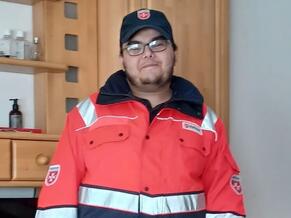 Mohamad in der Dienstkleidung der Malteser Jugend Steinheim