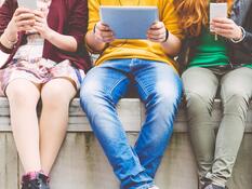 Im Kursangebot „Einfach-Sicher-Online“ festigen Handynutzer*innen ihre Kenntnisse in WhatsApp, Facebook, Instagram und Snapchat. Kontakt: brendan.lubs@t-online.de