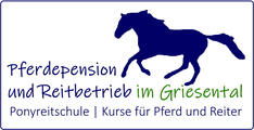 Reitpension und Reitbetrieb „Im Griesental“ am Ortsrand von Willebadessen: Dort betreibt Familie Thalmeier im Nebenerwerb einen Pensionsstall und eine kleine Ponyreitschule. Über das Jahr finden Lehrgänge, Trainingstage und geführte Ritte statt. Für die Pferdehaltung stehen neben neun hellen und luftigen Fensterboxen, sowie sechs Innenboxen und einem kleinen Offenstallbereich knapp neun Hektar Weideland und drei befestigte Paddocks zu Verfügung.