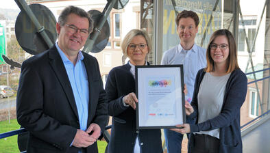 Präsentation der Dankes-Urkunde bei der Übergabe der Projektergebnisse in der Kreisverwaltung Höxter (von links): Christian Rodemeyer (Leitung Abtlg. Kinder, Jugend und Familie), Heike Lubs (Projektleitung), Jerome Major (Geschäftsführer Lebenshilfe Brakel) und Deborah Scherf (Abtlg. Jugendförderung / Jugendschutz)