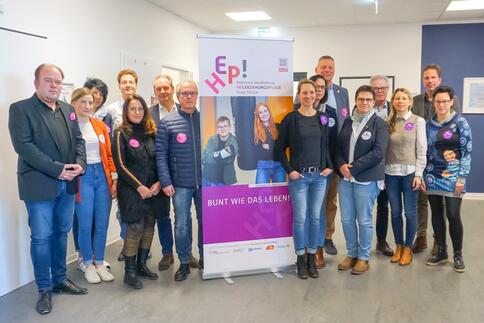 Stellten gemeinsam das Projekt vor (von links): Raphael Voss, Kristina Wieners (Caritas wohnen), Tina MacLeod (Lebenshilfe), Claudia Müller (Bethel regional), Jerome Major (Lebenshilfe), Matthias Schmidt, Hartmut Peter, Susanne Becker (Caritas wohnen), Christina Ising (Lebenshilfe), Landtagsabgeordneter Matthias Goeken, Eva Klare-Kurtenbach (Kolping Schulwerk), Kreisdirektor Klaus Schumacher, Stefanie Borghoff (Berufskolleg Höxter), Michael Urhahne und Mareike Gördemann (Theresia-Gerhardinger-Berufskolleg).
