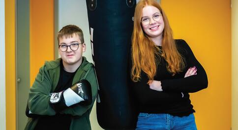 Das Berufsfeld der Heilerziehungspflege ist vielfältig, aber noch relativ wenig bekannt. Auszubildende Maja Wäsche, im Bild mit Lukas S., liebt den Beruf.