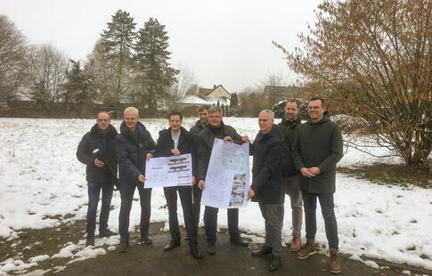 Ortstermin am Baugrundstück (von links): Stefan Niemann (Stadt Marienmünster), Stefan Brand (Architekturbüro Brand, Lemgo), Jerome Major (Geschäftsführer Lebenshilfe Brakel), Antonius Schulte (Projektentwicklung Lebenshilfe Brakel), Bodo Strototte (Geschäftsführer SeWo GmbH / WLV), Josef Suermann (Bürgermeister Marienmünster), Florian Boer und Holger Bosch (SeWo GmbH)