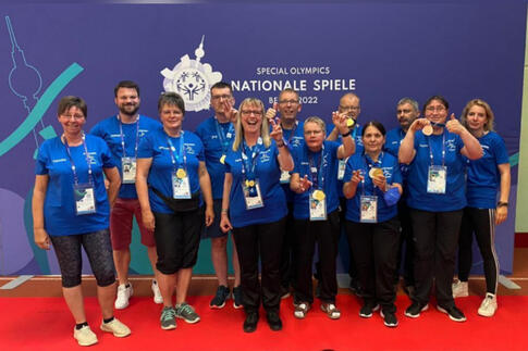 Das erfolgreiche Team der Lebenshilfe Brakel mit ihren Medaillen (von links): Sieglinde Tabaka (Organisationskomitee), Delegationsleiter Sebastian Krull, Unified-Partnerin Manuela Hartinger, die Athlet*innen Jörg Orth, Heike Jochheim, Ralf Kleine, Silvia Schwill, Adolf Koering, Ursula Neudeck, Dirk Scheerer, Esther Hiege und Headcoach Eileen Kröhn.