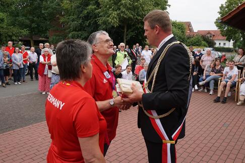 Zufriedenheit pur: Jörg Orth freut sich über die Anerkennung beim Empfang in Peckelsheim