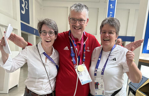 Zeigen sich begeistert über die Goldmedaille: Alexandra Knoke, Direktorin des Nachhaltigkeitsprogramms der Special Olympics World Games, Boccia-Athlet Jörg Orth und Unified-Partnerin Manuela Hartinger (von links). 
