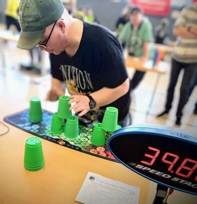 Timo ist dabei, eine tolle Zeit im Wettbewerb "3/3/3" zu erzielen. 