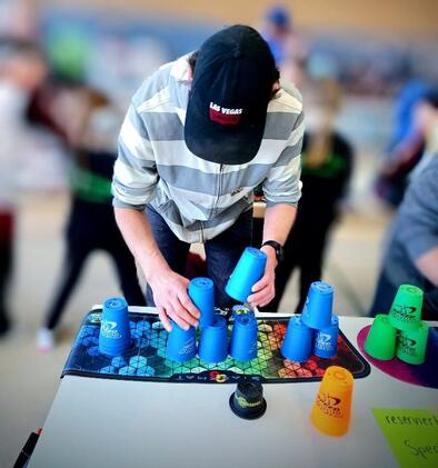 Andy bereitet sich am Übungstisch der "Special Stacker" für die Abnahme der Zeiten vor