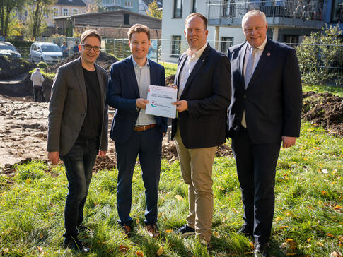 Ermöglichen das neue Wohnhaus für Menschen mit Behinderung direkt in Höxter (von links):  Oliver Thöne (Vorstand Lebenshilfe Höxter e.V.), Jerome Major (Geschäftsführer Lebenshilfe Brakel), Marco Schmitz (MdL, SozialstiftungNRW) und Daniel Hartmann (Bürgermeister Stadt Höxter)