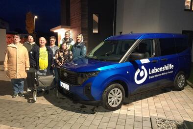 Freuen sich über die neue Mobilität: Einige der Klient*innen des ABW Brakel/Nieheim/Marienmünster mit dem von Aktion Mensch geförderten Ford Tourneo Courier.