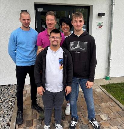 Bewohner*innen und Betreuer*innen freuen sich über die neuen Räume und Möglichkeiten.