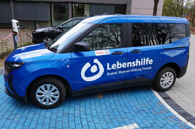 Frisch foliert mit  Logos von Aktion Mensch und Lebenshilfe: Der neue Tourneo für die Wohnstätte Peckelsheim.