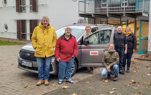Freuen sich über die neue Flexibilität: Bewohner*innen Christian Peter und Beate Disse, Mitarbeiterin Margret Golüke-Knuhr, Leiter Chris Höttemann, Bewohner Karl-Heinz Riedel und Mitarbeiterin Claudia Helk (von links)