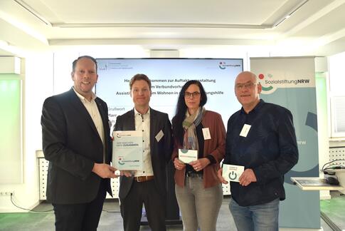 Mehr Innovation dank großzügiger Förderung: Stiftungsratsvorsitzender Marco Schmitz, MdL, übergibt den Förderbescheid der SozialstiftungNRW an Lebenshilfe-Geschäftsführer Jerome Major, Christina Ising (Bereichsleitung Lebenshilfe) und Lothar Jonietz (Leitung Lebenshilfe Wohneinrichtung Peckelsheim).
