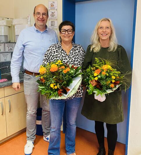 Prokurist Bernd Müller mit den Jubilarinnen Silke Haberhausen und Nicole Gaidzik