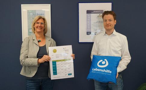 Präsentieren das Gemeinwohl-Zertifikat für die Lebenshilfe Brakel: Betriebsrat-Vorsitzende Maika Hake und Geschäftsführer Jerome Major