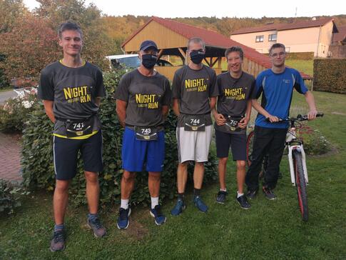 Zufriedene Gesichter bei den Jugendhaus-Sportlern Marco, Detlev von Heesen, Sven Reimers, Tim und David.