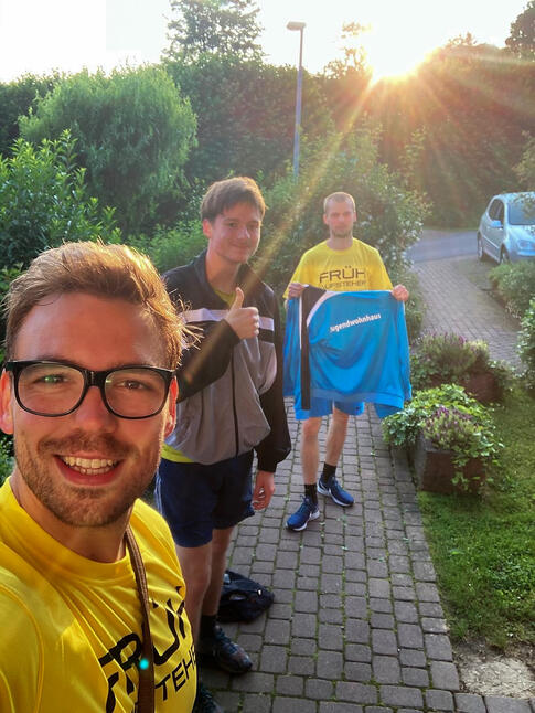 Mit den ersten Sonnenstrahlen schon unterwegs: Jugendwohnhaus-Mitarbeiter Martin Brüggemann, Bewohner Marco und Leiter Sven Reimers (von links).