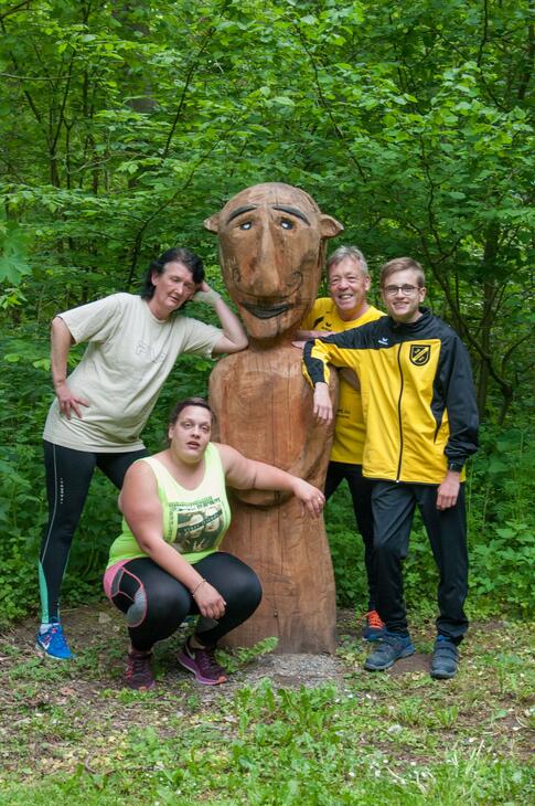 Mitglieder der "Selbstläufer" nutzen eine kurze Verschnaufpause während des anspruchsvollen Trainings für ein gemeinsames Foto.
