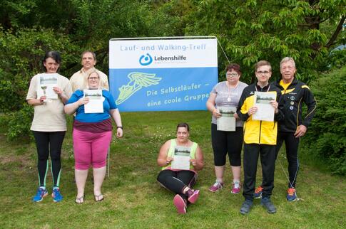 Die Selbstläufer präsentieren stolz ihre Urkunden des Kaiserbrunnen-Dreikampfs  (rechts: Bewegungscoach Josef Hillebrand)