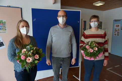 Blumen zum Amtsantritt: Prokurist Bernd Müller begrüßt die neue Schulleiterin Tina Klenke (links) und die neue Konrektorin Janina Waldeyer (rechts).