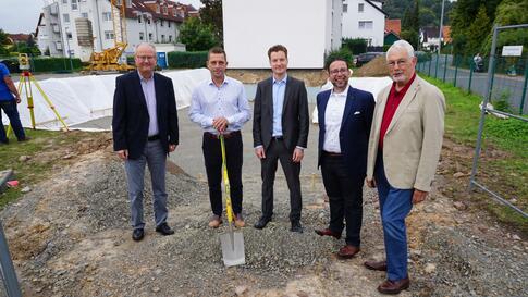 Beim Spatenstich an der Sonnenbreite: Hubertus Grimm (Bürgermeister Beverungen), Andreas Heinemann (Accent GmbH), Jerome Major (Lebenshilfe / Zuhause)., Amr Akel (Beverunger Seniorennetz e.V.), Dr. Hans-Henning Kubusch (Beverunger Seniorennetz e.V.)