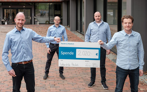 Symbolische Übergabe der Spende (von links): Geschäftsführer Björn Friedrich und Mitarbeiter Eugen Penner (Fachin & Friedrich IT-Systemhaus) mit IT-Manager Jörg Doll und Geschäftsführer Jerome Major (Lebenshilfe Brakel)