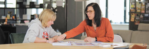 Austausch auf Augenhöhe: Projektkoordinatorin Christina Ising (Lebenshilfe Brakel) entwickelt gemeinsam mit einer Klientin einen persönlichen Bewegungsplan.  Bildquelle: Vogelsänger Studios - FH Bielefeld