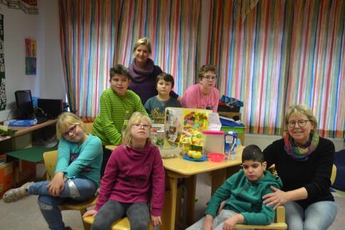 Schülerinnen und Schüler der Unterstufe B mit ihrem Projekt. Im Hintergrund Pädagogin Eva Mönikes, rechts im Bild Projektleiterin Marlene Ott.