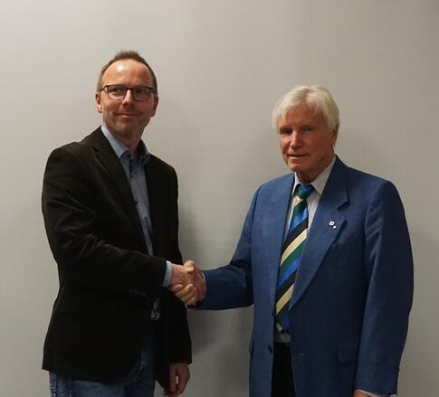 Nach 24 erfolgreichen Jahren im Vorstand: Ingo Rüchel (rechts) übergibt das Amt des 1. Vorsitzenden der Lebenshilfe Kreisvereinigung Höxter e.V. an Alexander Rode.